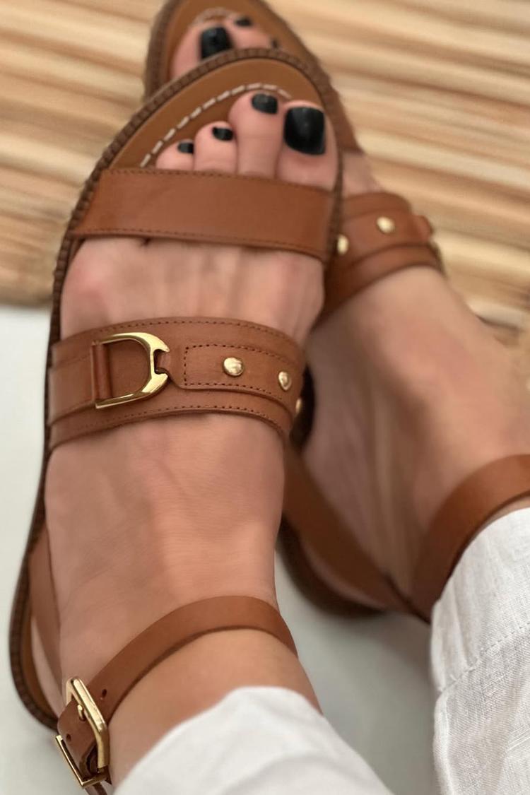 Sandali marroni con punta tonda, fibbia con cinturino alla caviglia e rivetti in metallo [Pre-ordine]