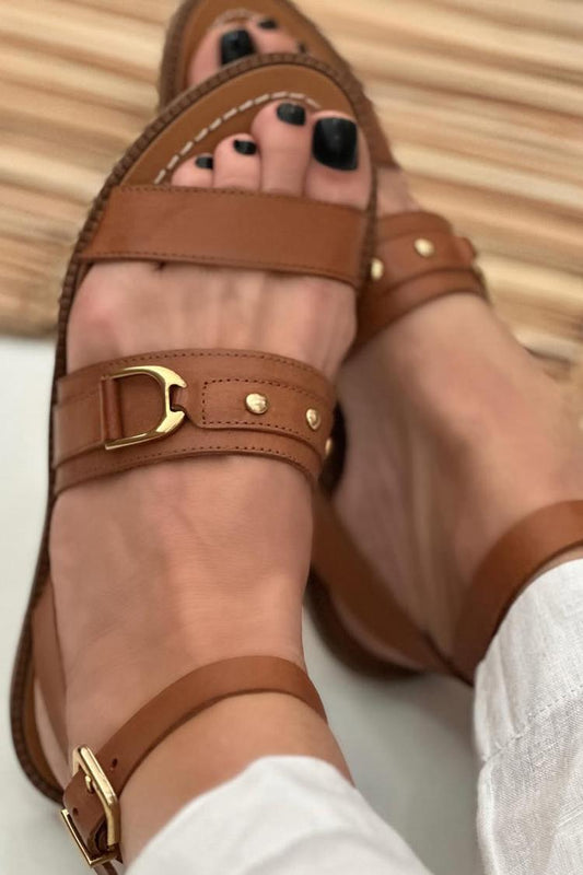 Sandalias marrones de punta redonda con remaches metálicos y hebilla en el tobillo [Reserva]