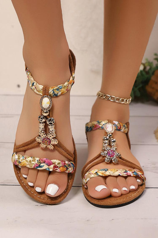 Sandali con punta tonda, decori floreali e cinturino intrecciato multicolore in stile boho 