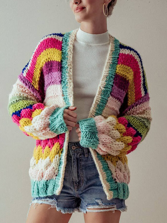 Bunt gestreifte Strickjacke aus grobem Strick