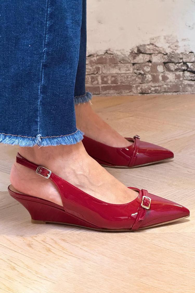 Zeppe rosse con cinturino alla caviglia e fibbia a punta [Pre-ordine]