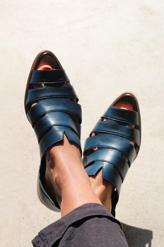 Sandales décontractées bleu marine à bout pointu uni évidé [Précommande]