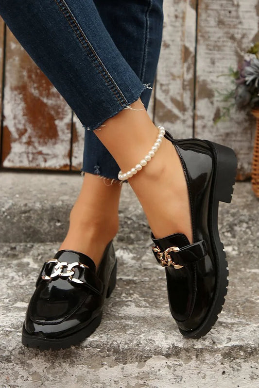 Metalowy łańcuch dekoracyjny, okrągły nosek, niski blokowy obcas, casualowe loafersy