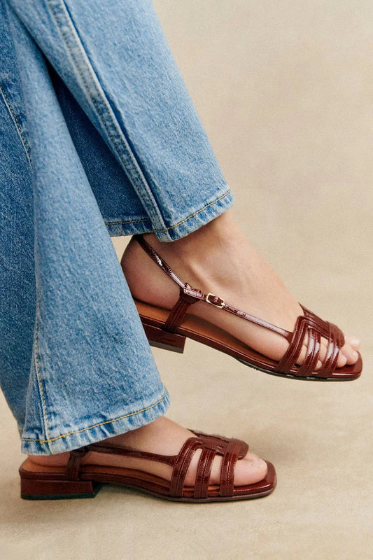 Ausgehöhlte einfarbige offene Zehen dunkelbraune Sandalen