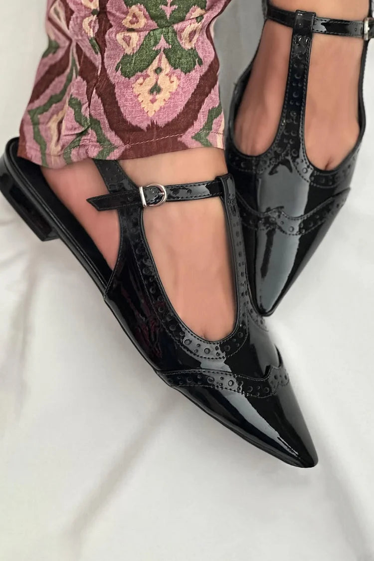 Zapatos planos negros con tira en T, hebilla y punta en pico en color liso [pedido anticipado]