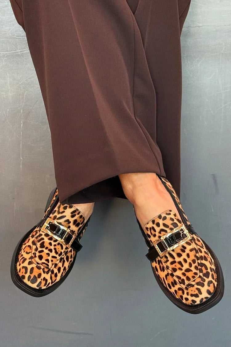 Mocasines de punta redonda con hebilla y estampado de leopardo en color camello [pedido por adelantado] 
