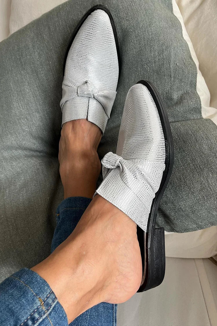 Mules slip-on argentate con punta affilata e stampa serpente [Pre-ordine]