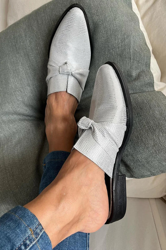 Mules slip-on argentate con punta affilata e stampa serpente [Pre-ordine]