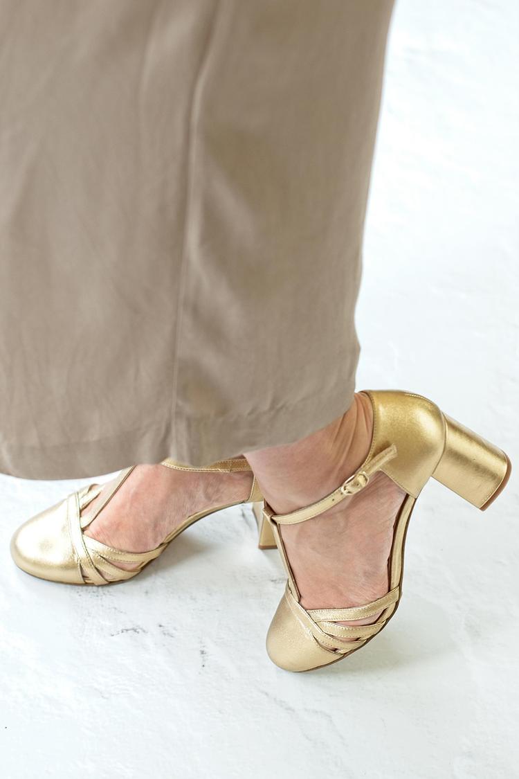 Scarpe con tacco grosso dorate, punta tonda e fibbia a T in metallo lucido [Pre-ordine]