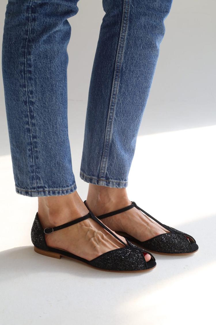 Glänzende T-Riemen Schnallen Peeptoe Schwarze Sandalen [Vorbestellung]