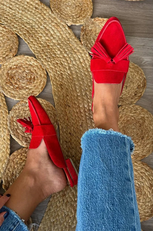 Mules rosse con punta a punta e decori in tinta unita con nappe [Pre-ordine] 