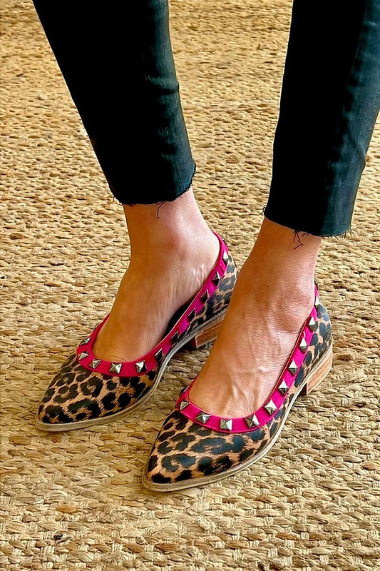 Zapatos planos marrones con estampado de leopardo y punta puntiaguda con remaches de metal [pedido anticipado] 