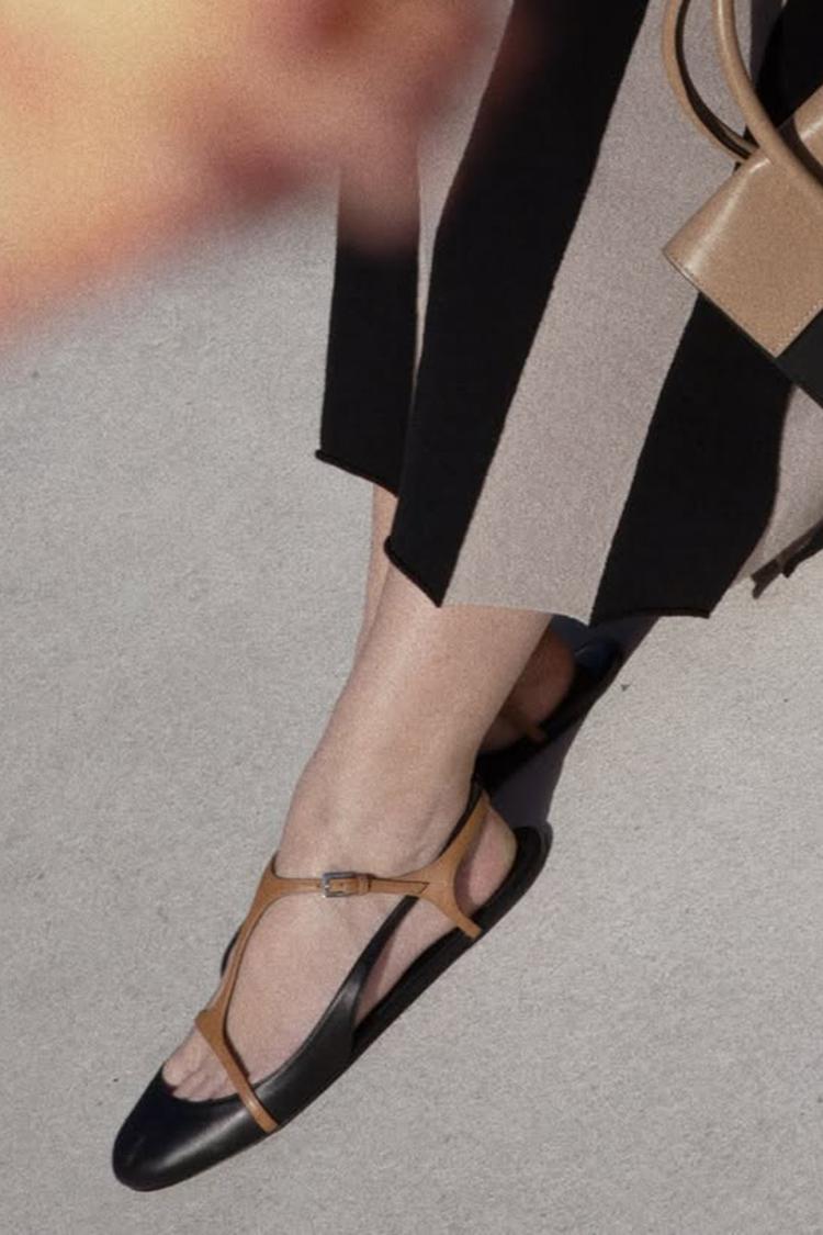 Sabrinas pretas com fivela de tira colorida, biqueira redonda e tira atrás [Pré-encomenda]