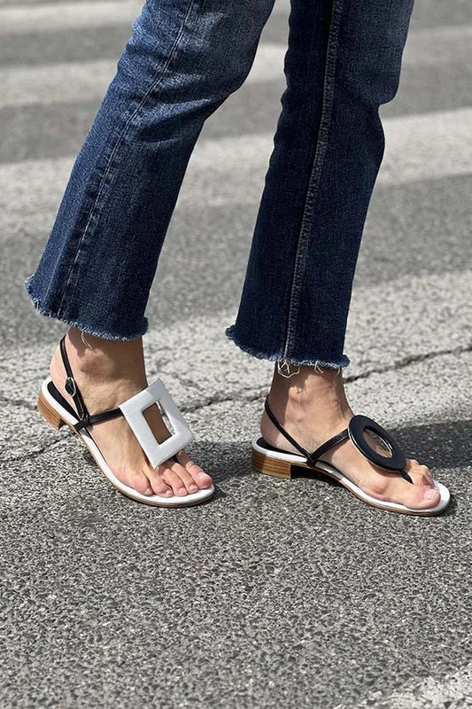 Sandali bianchi con punta tonda, decori geometrici asimmetrici colorblock [Pre-ordine]