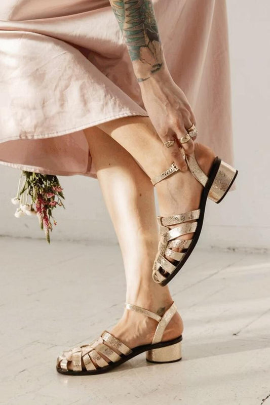 Scarpe con tacco basso dorate con punta tonda traforata e lucentezza metallica [Pre-ordine]