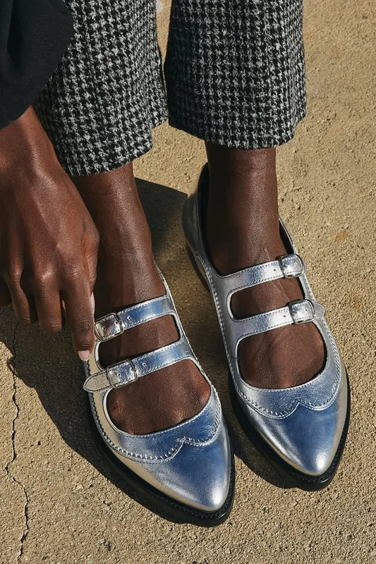 Scarpe basse argentate con punta a punta e fibbie a due cinturini e finitura metallizzata [Pre-ordine]