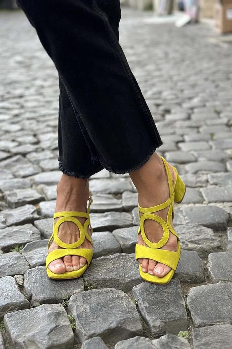 Scarpe con tacco spesso giallo a punta quadrata traforata in tinta unita