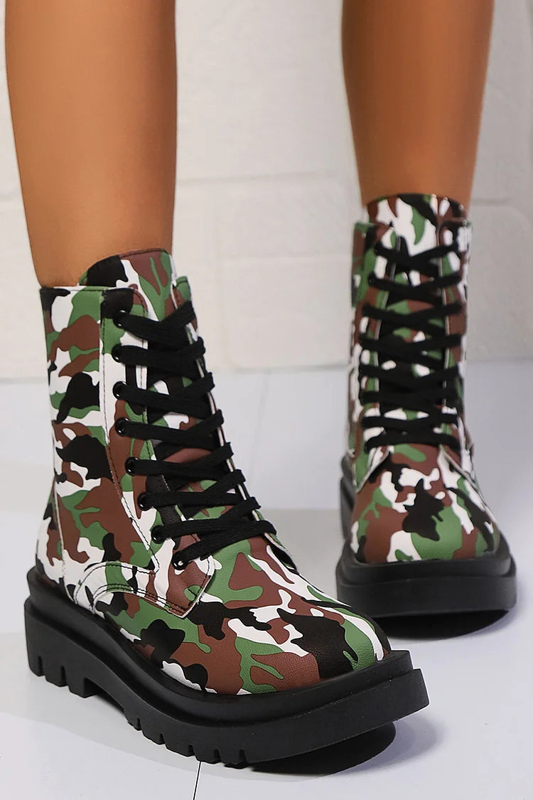 Mittelhohe Schnürstiefel mit Camouflage-Print und runder Zehenpartie und klobigem Absatz