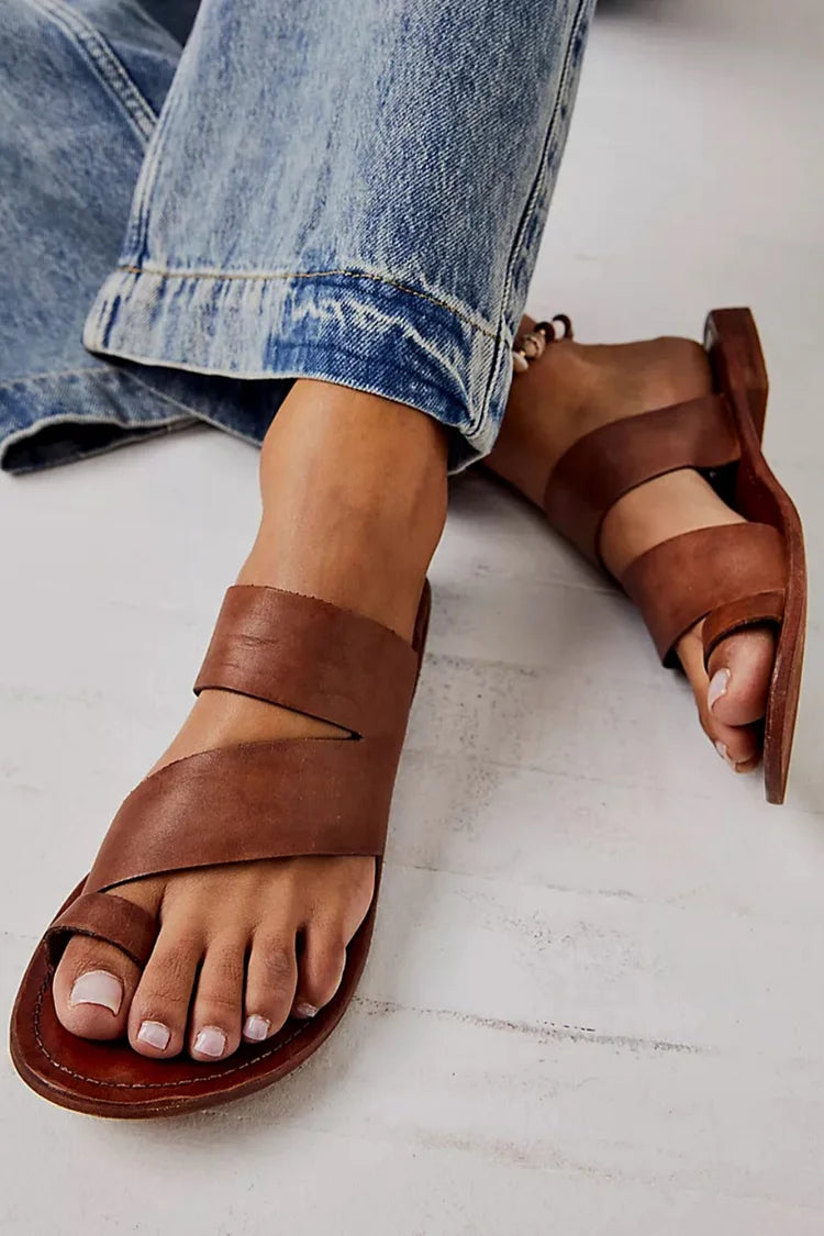 Sandali marroni con anello e punta liscia e asimmetrica