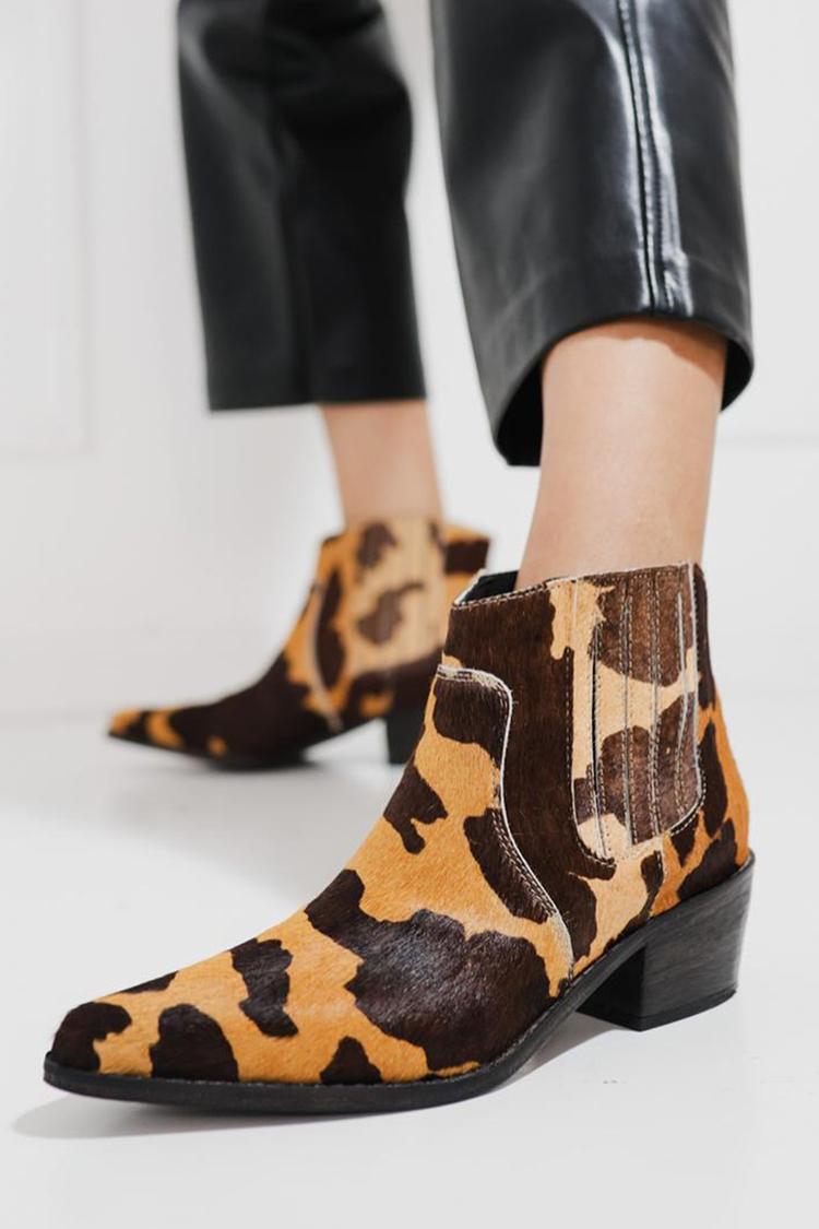 Botas Castanhas de Cano Curto com Estampa de Vaca, Bico Apontado e Salto Baixo em Bloco [Pré-Encomenda]