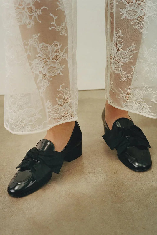 Ozdoba w kształcie kokardy, czarne loafersy z okrągłym noskiem i niskim, szerokim obcasem [Przedsprzedaż]