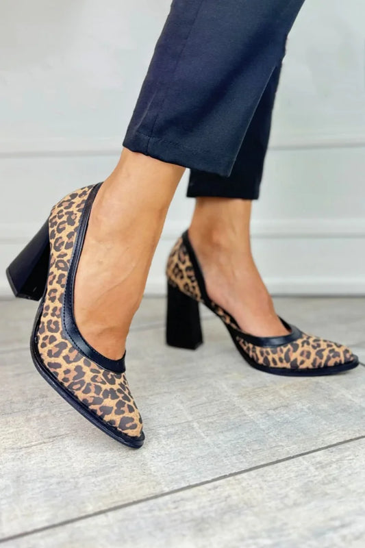 Scarpe col tacco a spillo con punta affilata e finiture a contrasto con stampa leopardata [Pre-ordine]