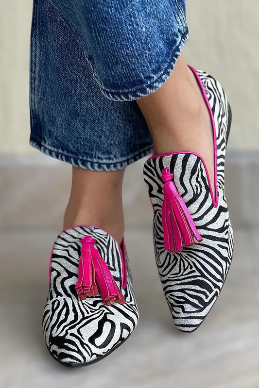 Mocassins brancos com estampa de zebra e borlas colorblock bico fino