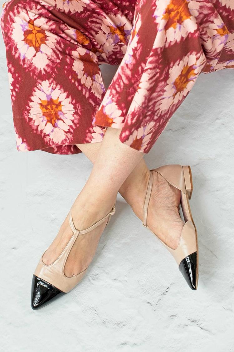 Scarpe basse color block con punta affilata, fibbia a T e cinturino color cachi [Pre-ordine]