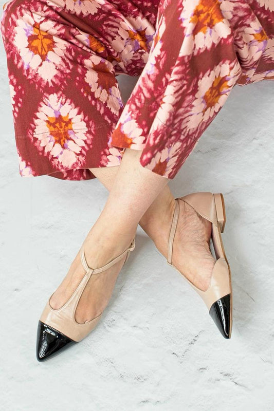 Scarpe basse color block con punta affilata, fibbia a T e cinturino color cachi [Pre-ordine]