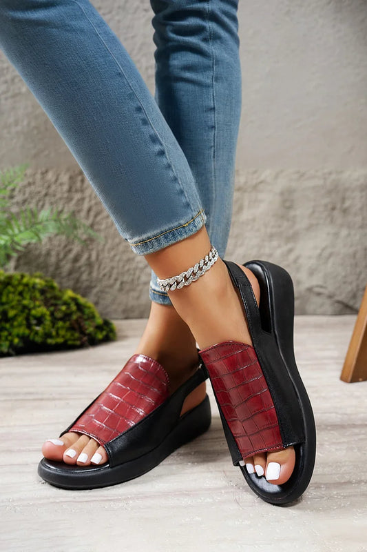 Sandalias con hebilla y tiras y punta redonda con diseño de cocodrilo