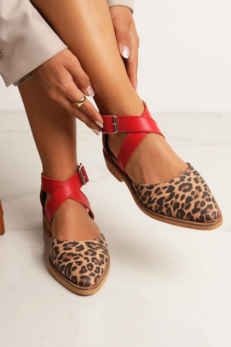 Ballerine con punta affilata, fibbia con cinturino incrociato e stampa leopardata [Pre-ordine]