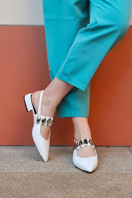 Ballerine bianche con cinturino posteriore e punta affilata in metallo ovale [Pre-ordine]