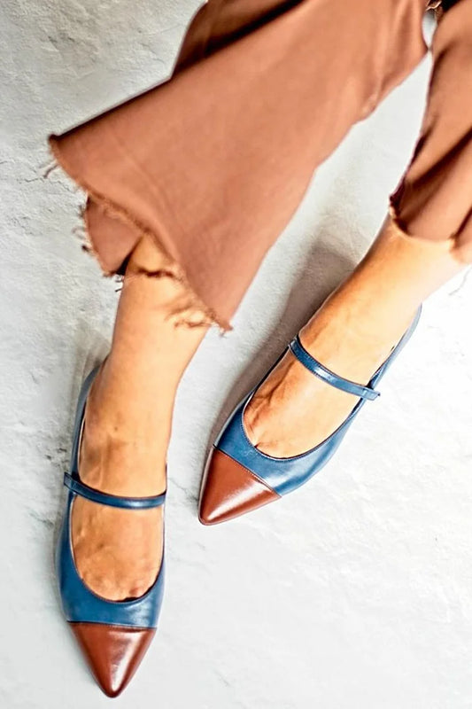 Pasek na podbiciu z klamrą, baleriny w kolorze navy z kolorowym blokiem i szpiczastym noskiem [Przedsprzedaż]