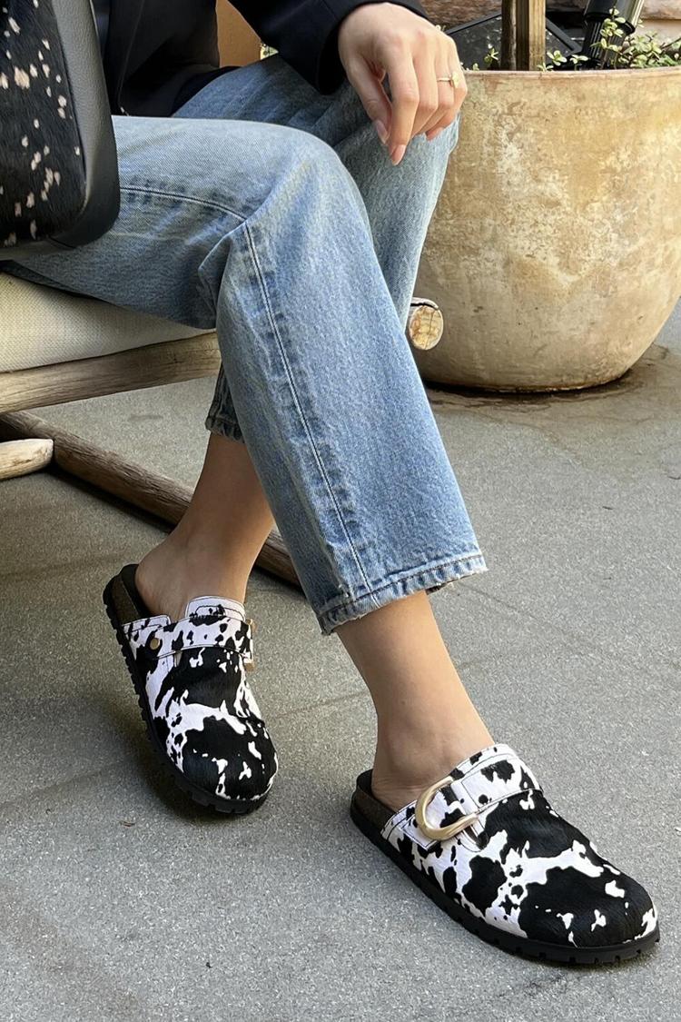 Pantuflas negras de punta redonda con hebilla y estampado de vaca [Reserva] 