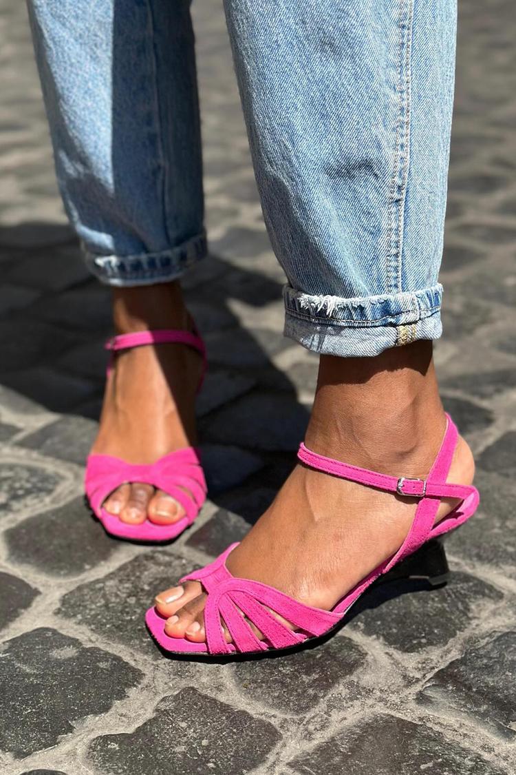 Sandali con tacco basso rosa, punta quadrata traforata e cinturino alla caviglia con fibbia [Pre-ordine]