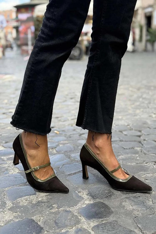Scarpe con tacco a spillo nere con cinturino sul collo del piede color block e fibbia [Pre-ordine]