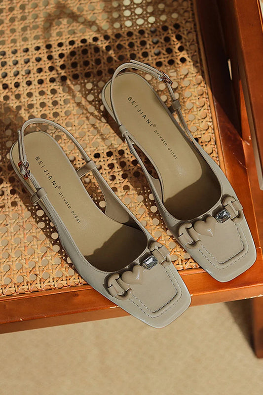 Saltos Quadrados com Biqueira Grossa, Tira Slingback, Fivela Horsebit em Forma de Coração com Strass