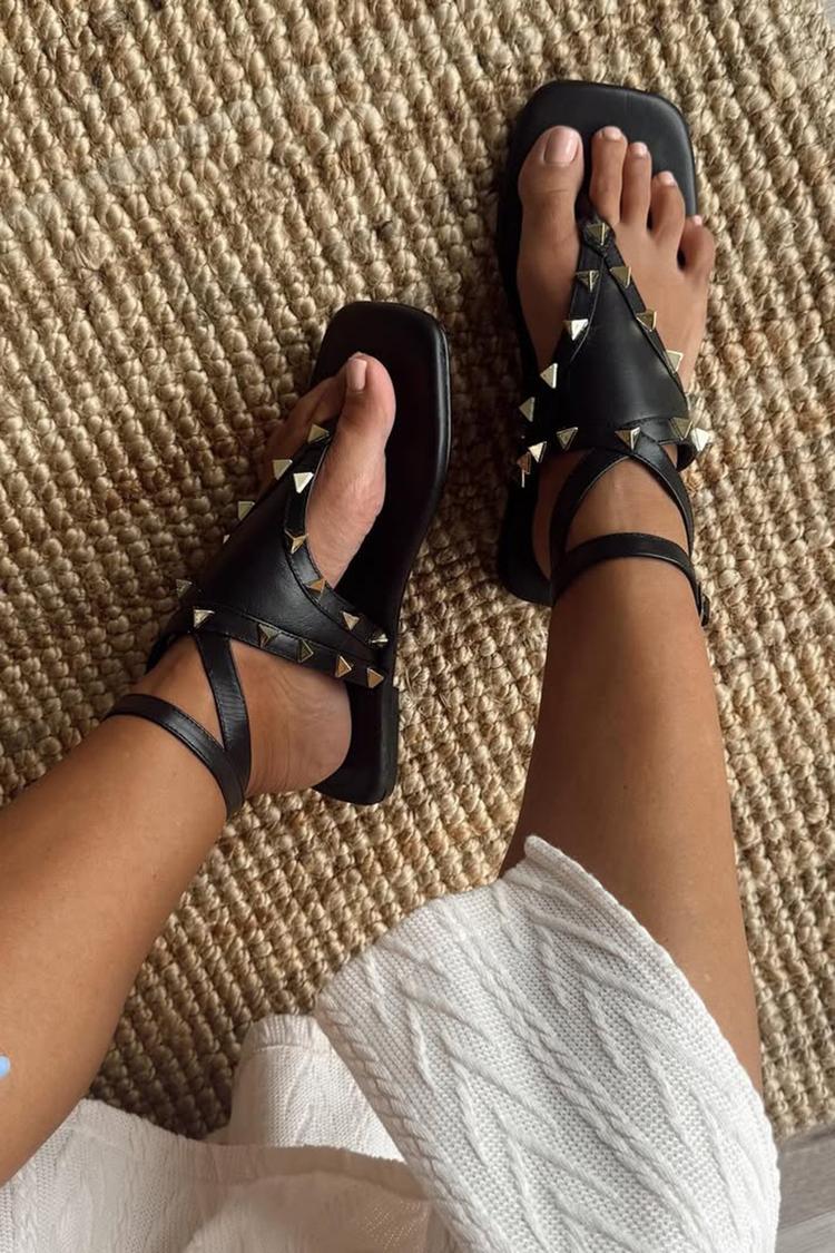 Sandali neri con punta quadrata, cinturino alla caviglia con fibbia e rivetti in metallo [Pre-ordine]