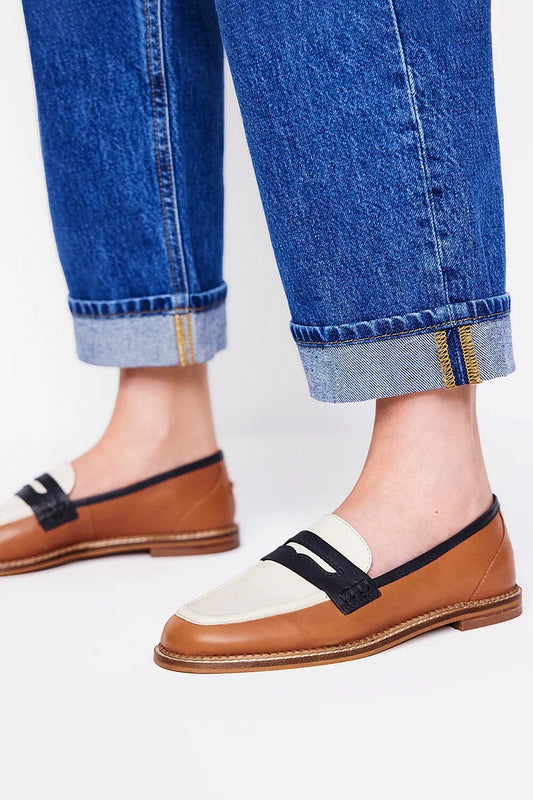 Brązowe mokasyny typu slip-on z okrągłym noskiem i kolorowymi blokami [Przedsprzedaż]