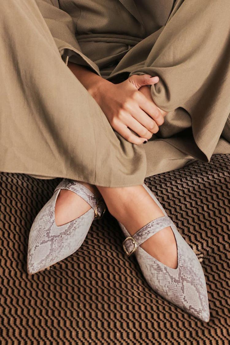 Scarpe basse grigie con punta affilata, cinturino sul collo del piede con stampa serpente [Pre-ordine]
