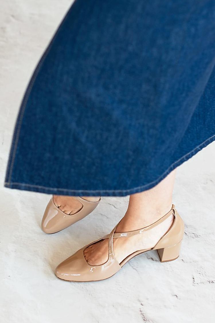 Scarpe con tacco grosso color cachi, con cinturino incrociato e punta affilata, tinta unita [Pre-ordine]