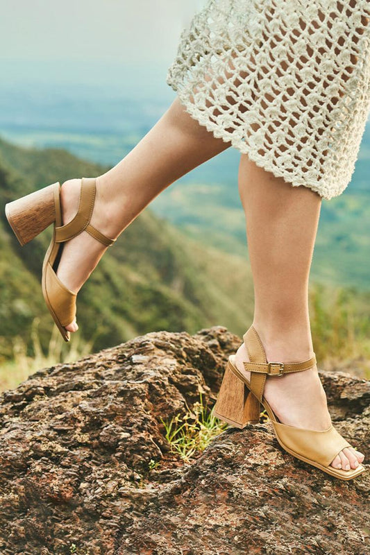 Scarpe con tacco largo color cammello, aperte e con cinturino posteriore, tinta unita [Pre-ordine]