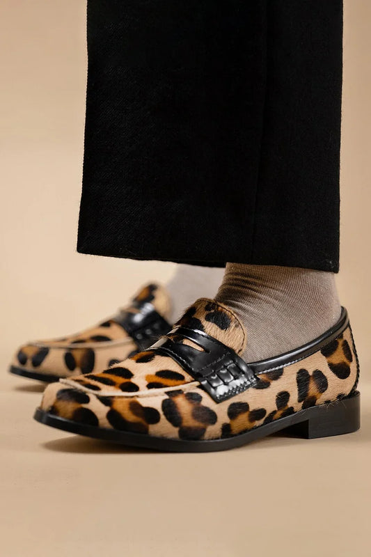 Mocasines caqui con punta redonda y parches de leopardo [pedido por adelantado]