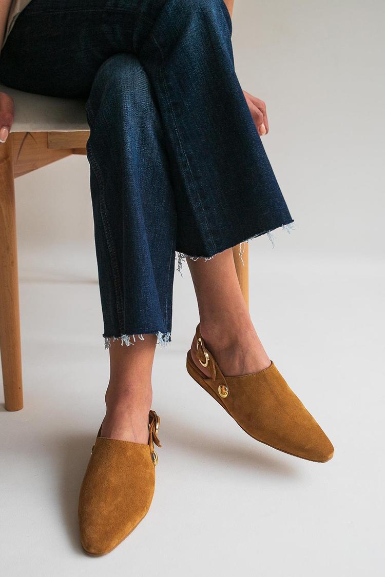 Sapatilhas Camel de Cor Sólida com Biqueira Apontada, Tira Slingback e Fivela [Pré-Encomenda]