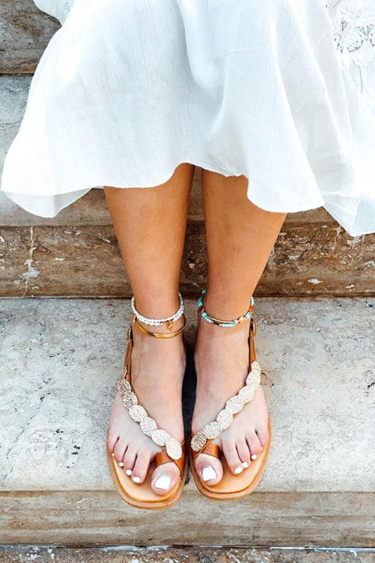 Sandali con cinturino asimmetrico e decorazioni in metallo, marrone chiaro [Pre-ordine] 