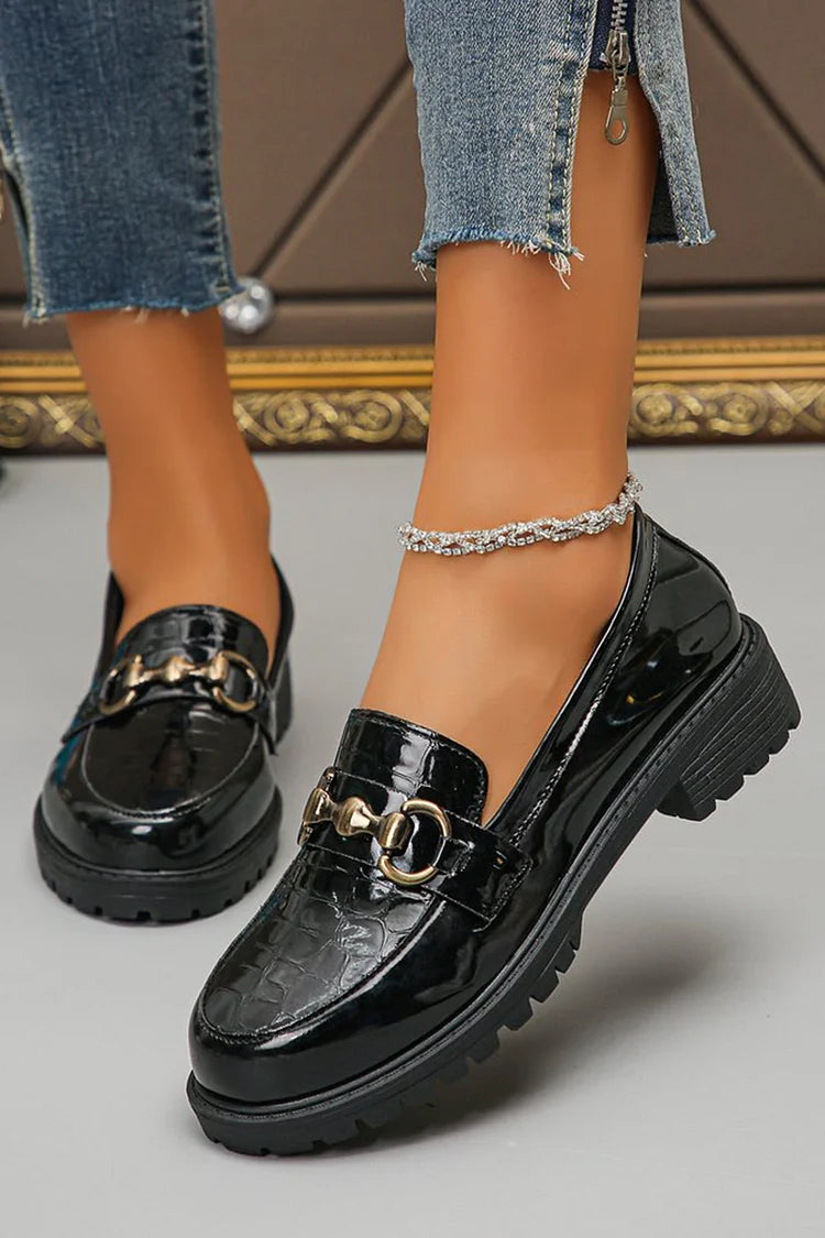 Casualowe mokasyny z okrągłym noskiem, ozdobą w postaci metalowej klamry i wzorem krokodyla