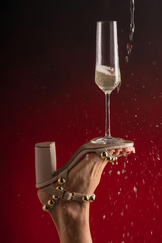 Scarpe con tacco grosso color cachi e punta aperta con borchie in metallo decorate [Pre-ordine]