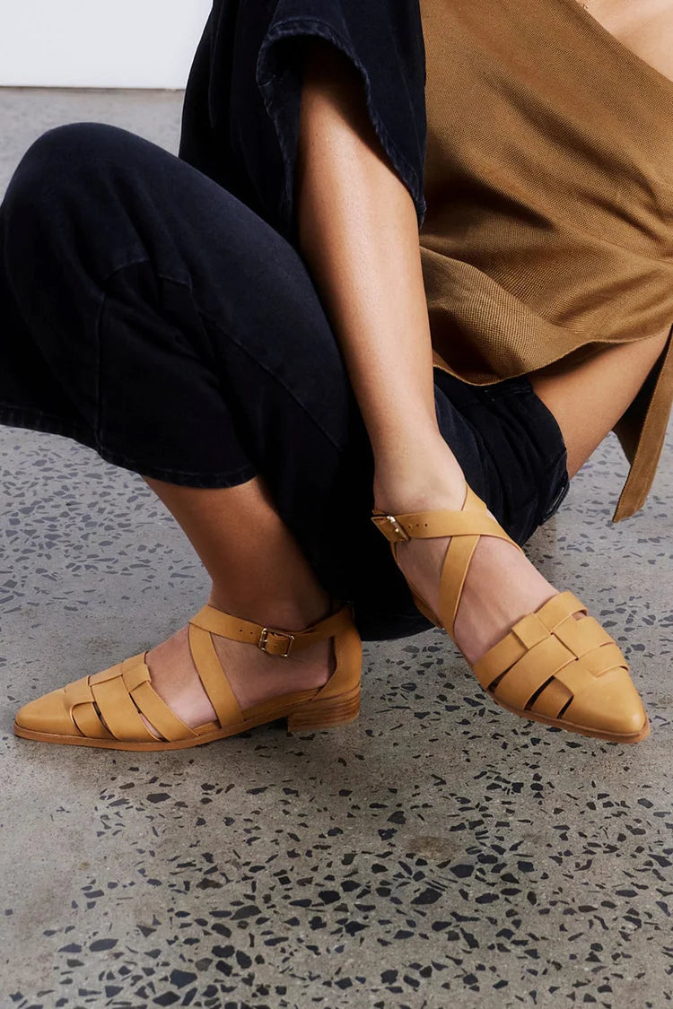 Sandali gialli con punta affilata, cinturino incrociato e fibbia intrecciata [Pre-ordine]