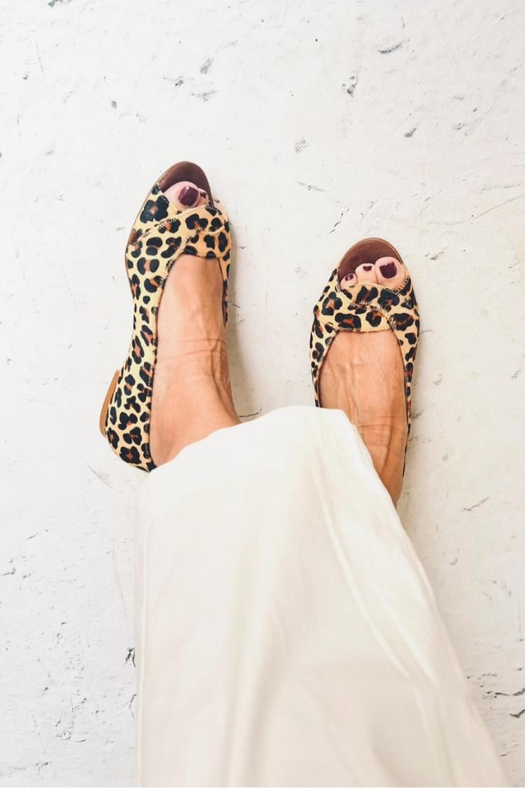 Sandali beige con punta aperta e cinturino intrecciato con stampa leopardata [Pre-ordine]