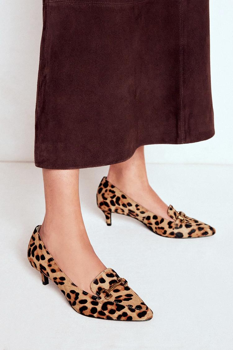 Scarpe con tacco a gattino color cachi, con stampa leopardata e decorazioni in metallo [Pre-ordine] 